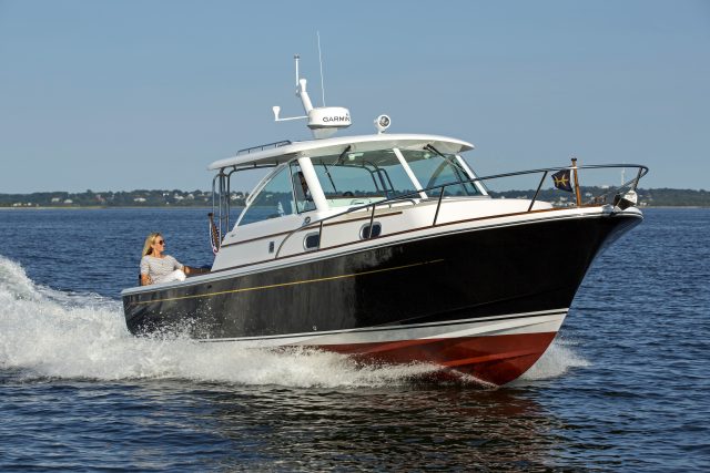 Hunt-Yachts-Surfhunter-32-with-Outboards